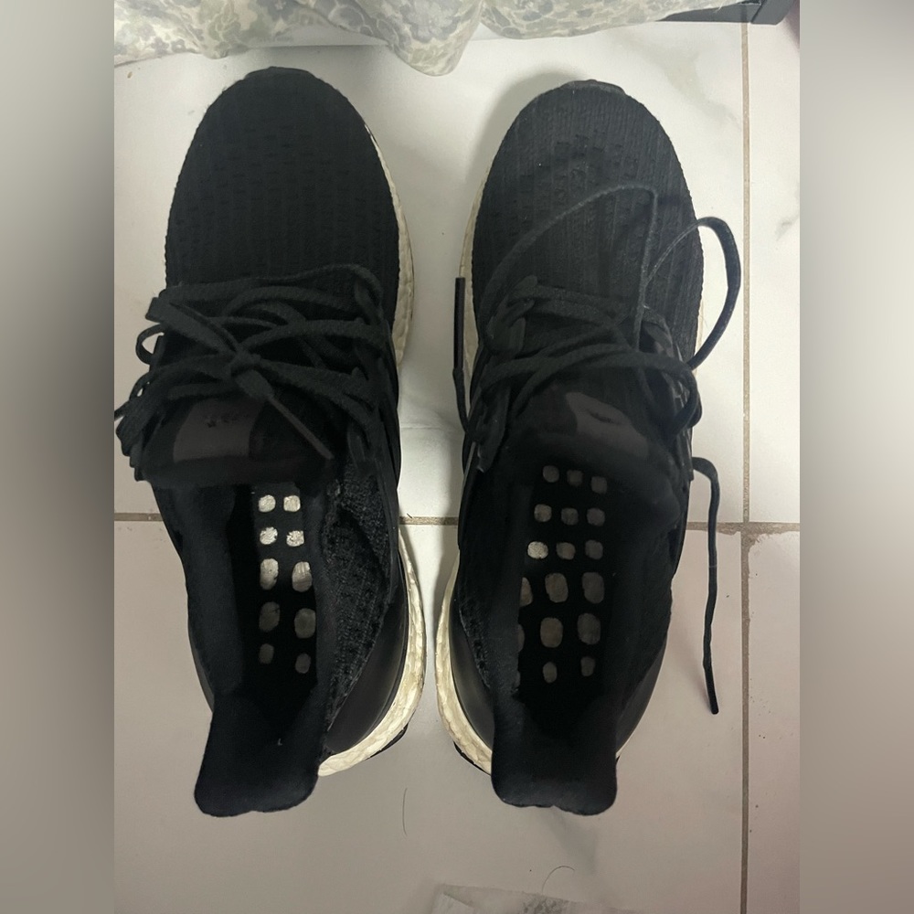 Sides are a little bit dirty , no insoles .